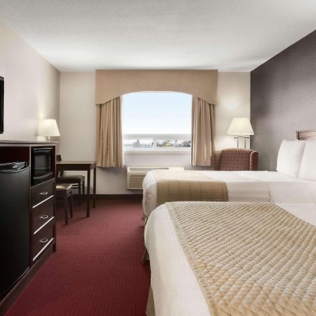 Days Inn & Suites By Wyndham Brandon Εξωτερικό φωτογραφία