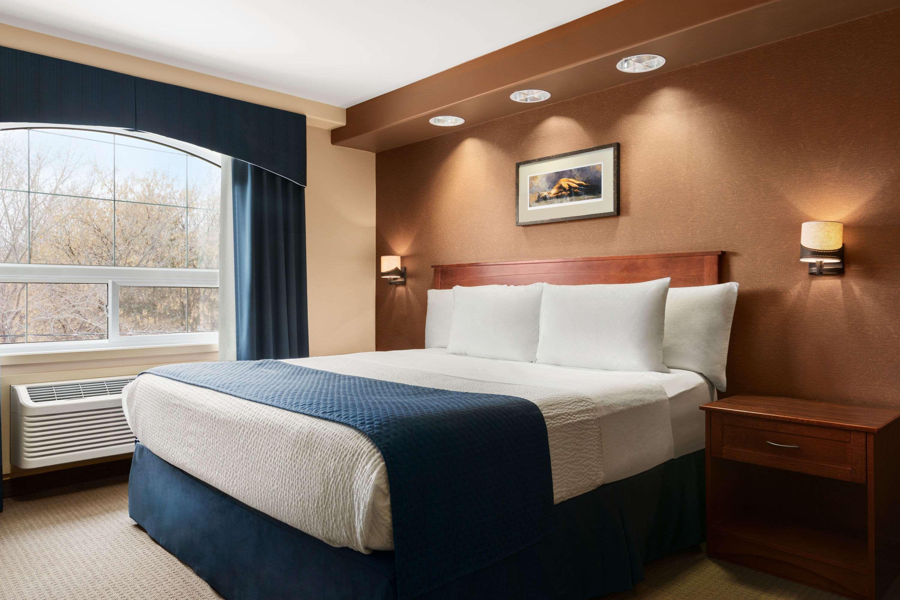 Days Inn & Suites By Wyndham Brandon Εξωτερικό φωτογραφία