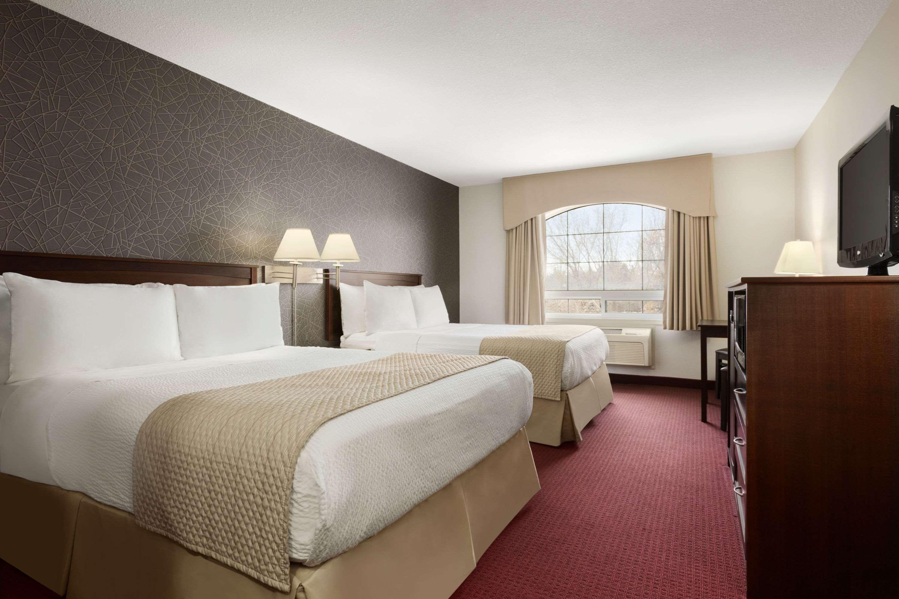 Days Inn & Suites By Wyndham Brandon Εξωτερικό φωτογραφία