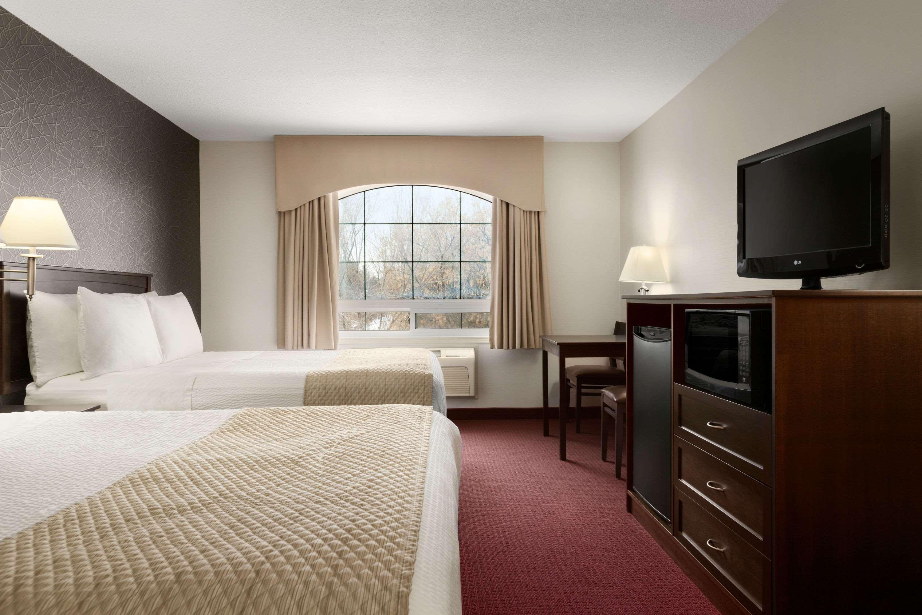 Days Inn & Suites By Wyndham Brandon Εξωτερικό φωτογραφία