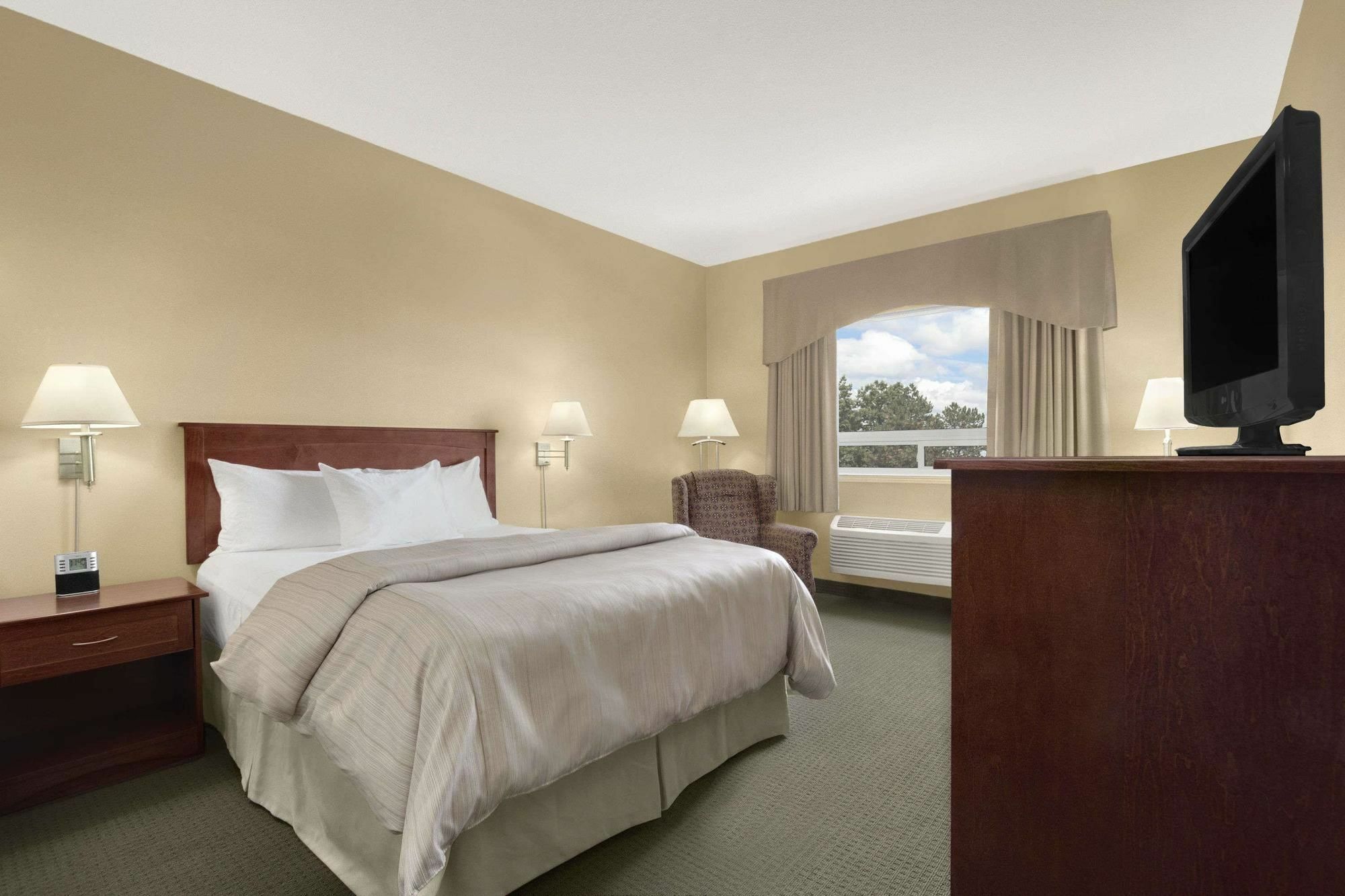 Days Inn & Suites By Wyndham Brandon Εξωτερικό φωτογραφία