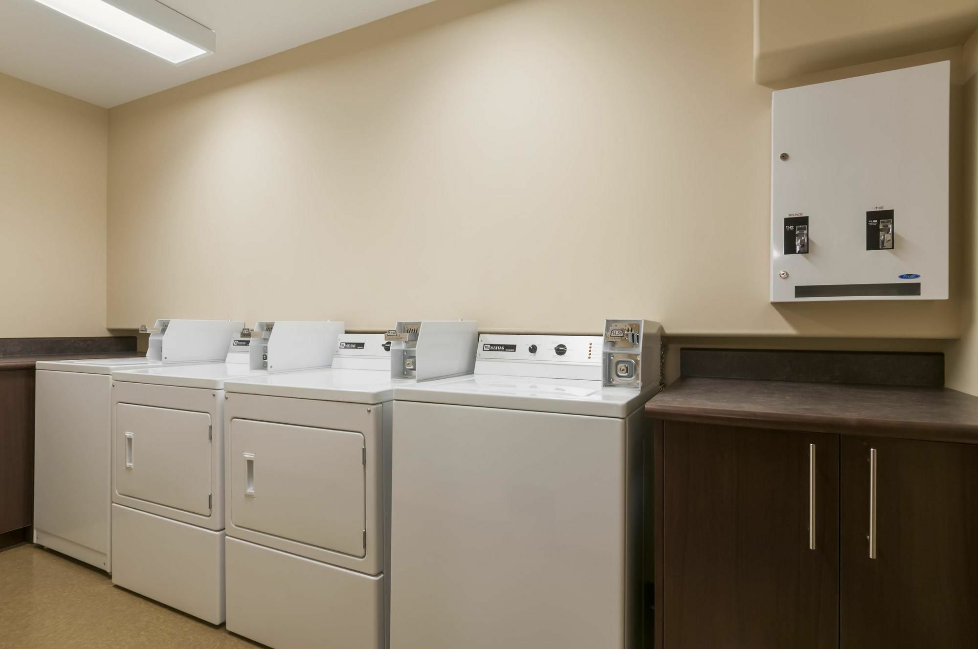 Days Inn & Suites By Wyndham Brandon Εξωτερικό φωτογραφία