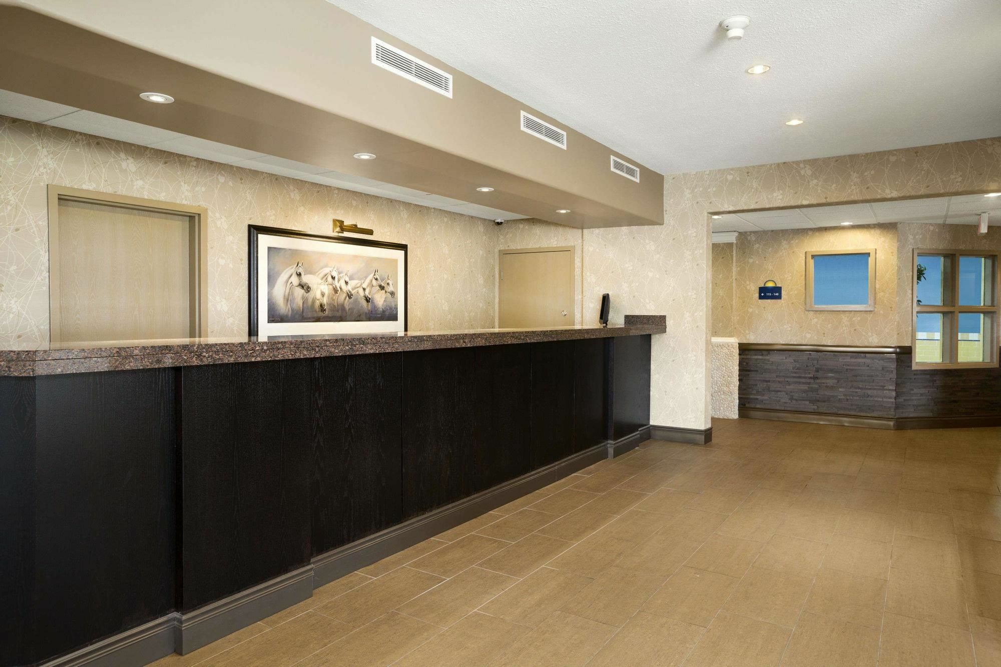 Days Inn & Suites By Wyndham Brandon Εξωτερικό φωτογραφία
