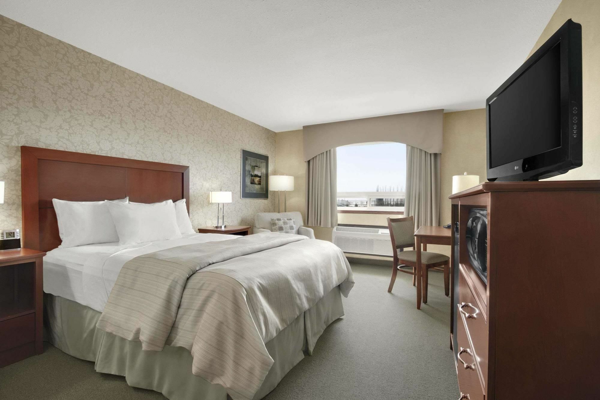 Days Inn & Suites By Wyndham Brandon Δωμάτιο φωτογραφία
