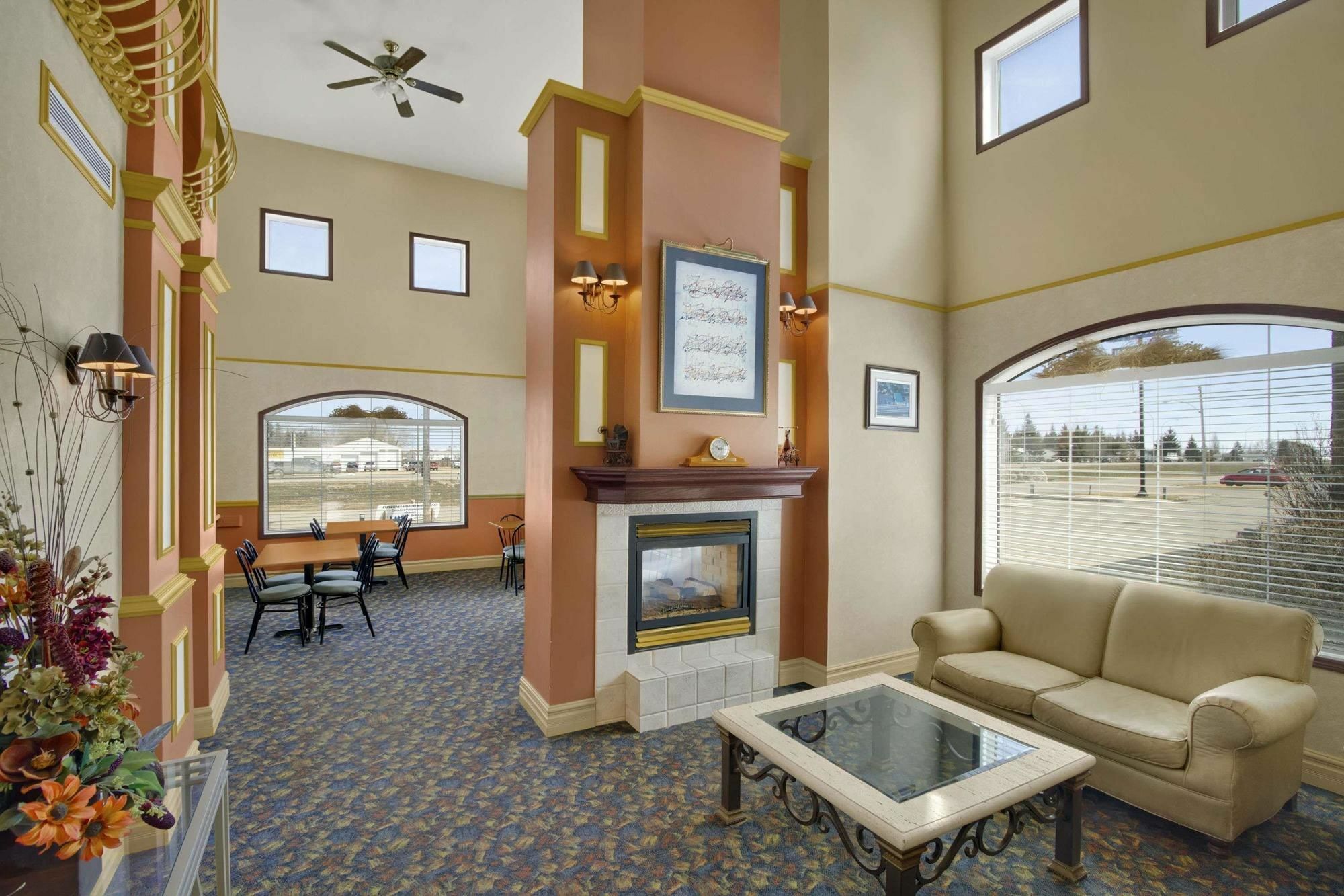 Days Inn & Suites By Wyndham Brandon Εξωτερικό φωτογραφία