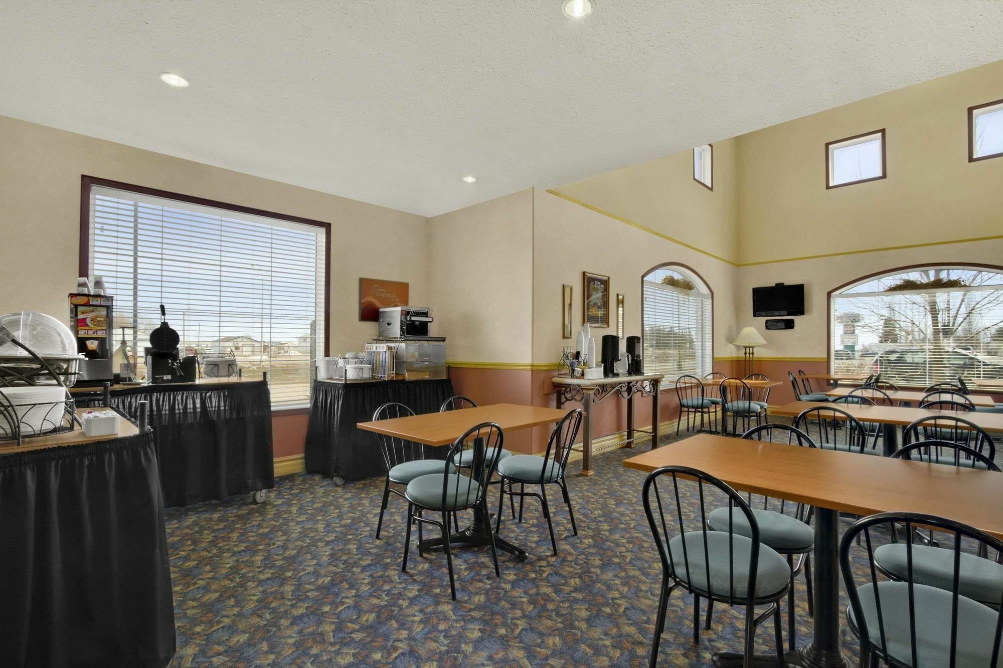 Days Inn & Suites By Wyndham Brandon Εξωτερικό φωτογραφία